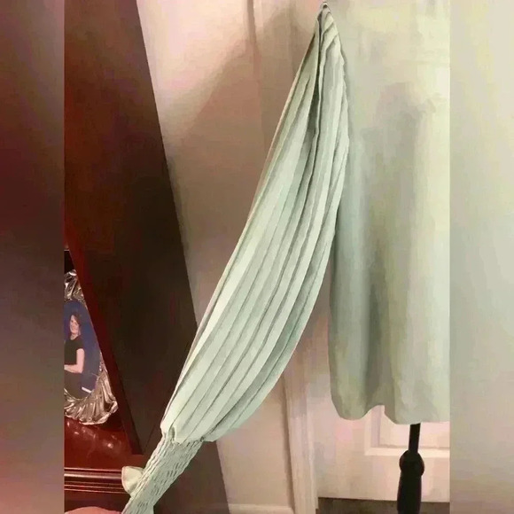 Vine & Love Large Green Silky Blouse with Accordian Puff Sleeves L/S NWT - Picture 4 of 8